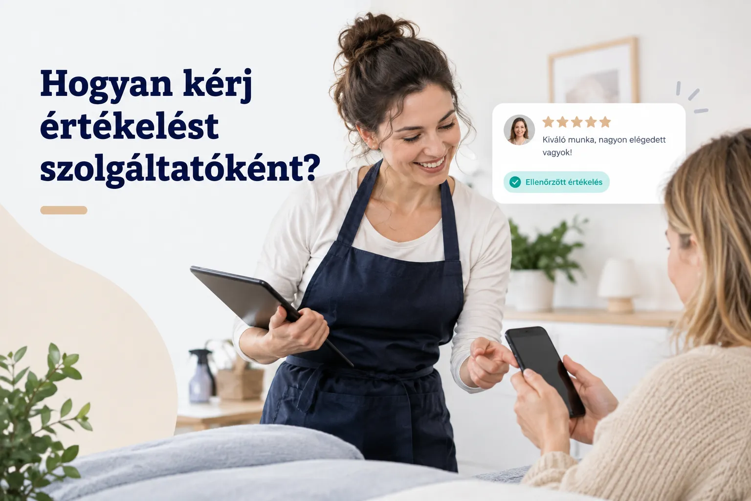Szolgáltató mosolyogva kér értékelést elégedett ügyféltől okostelefonos visszajelzési űrlapon